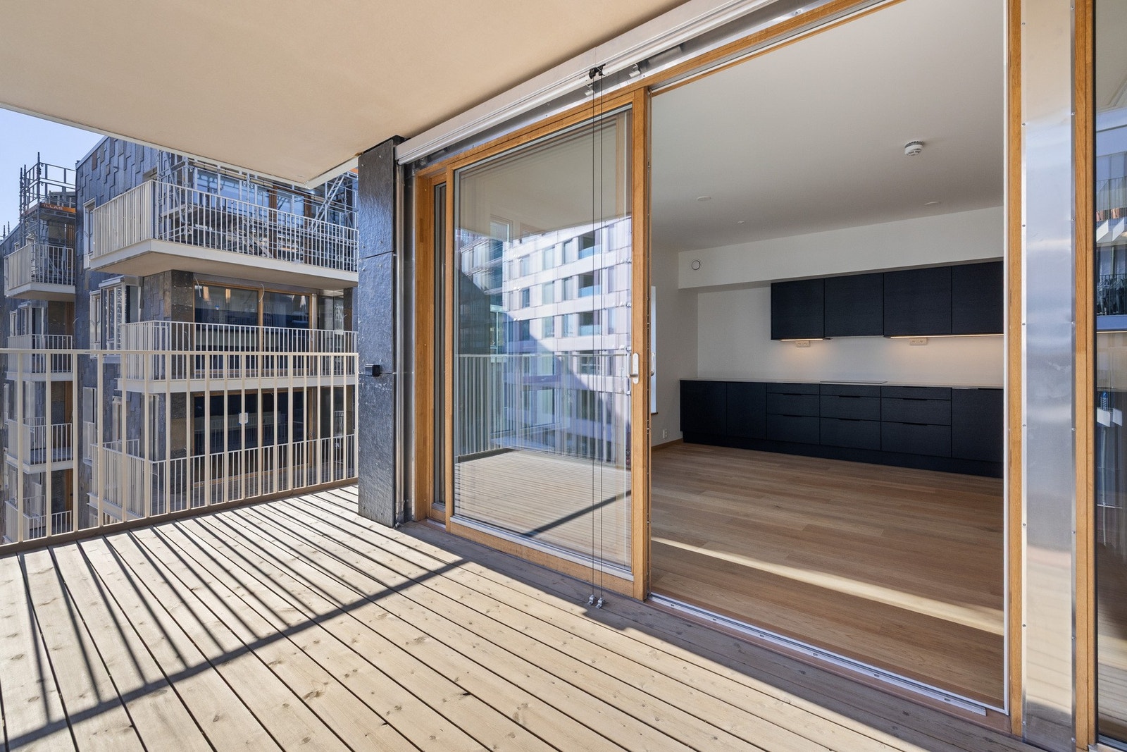 De store skyvedørene gjør at balkongen blir en fin forlengelse av stuen. Galleribilde