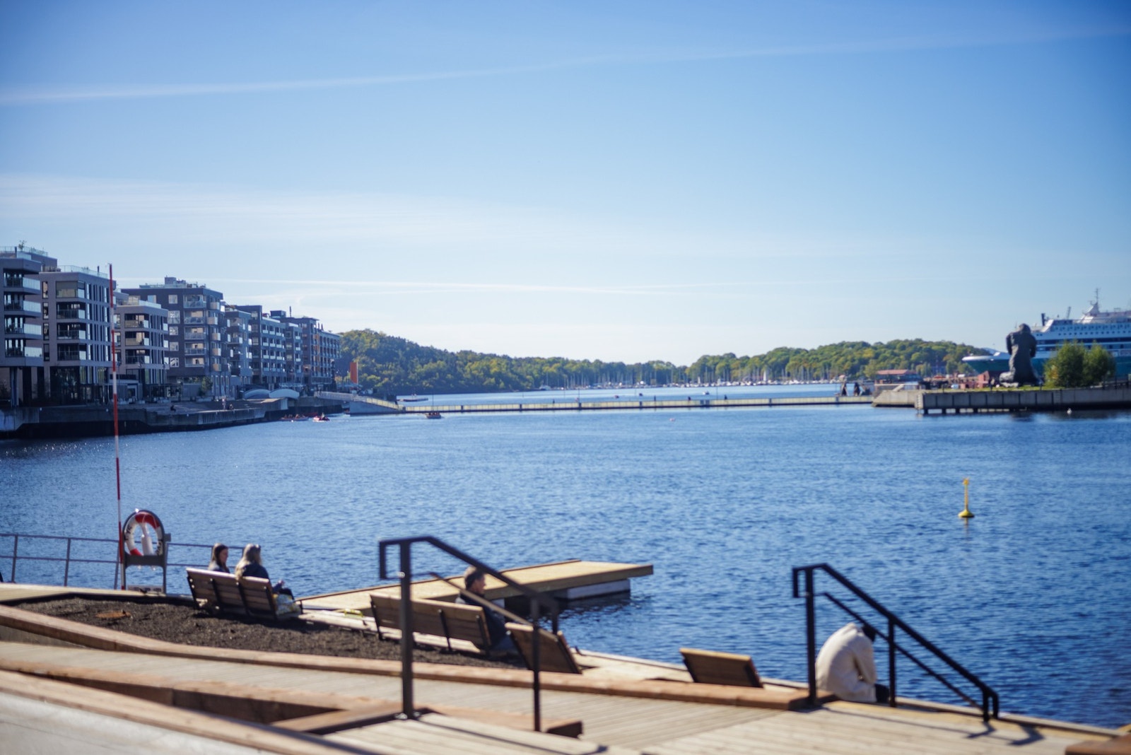 Fra bryggekanten har man nye badebrygger og nydelig utsikt. Galleribilde
