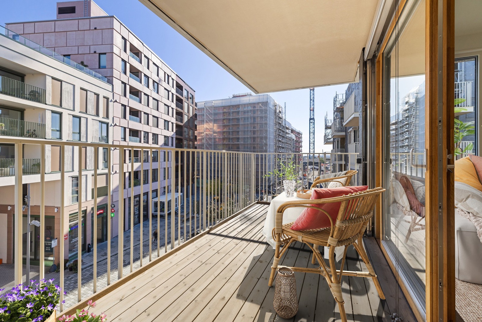 Gode solforhold på balkong. Balkongen går ut mot rolig miljøgate. (Digitalt stylet.) Galleribilde