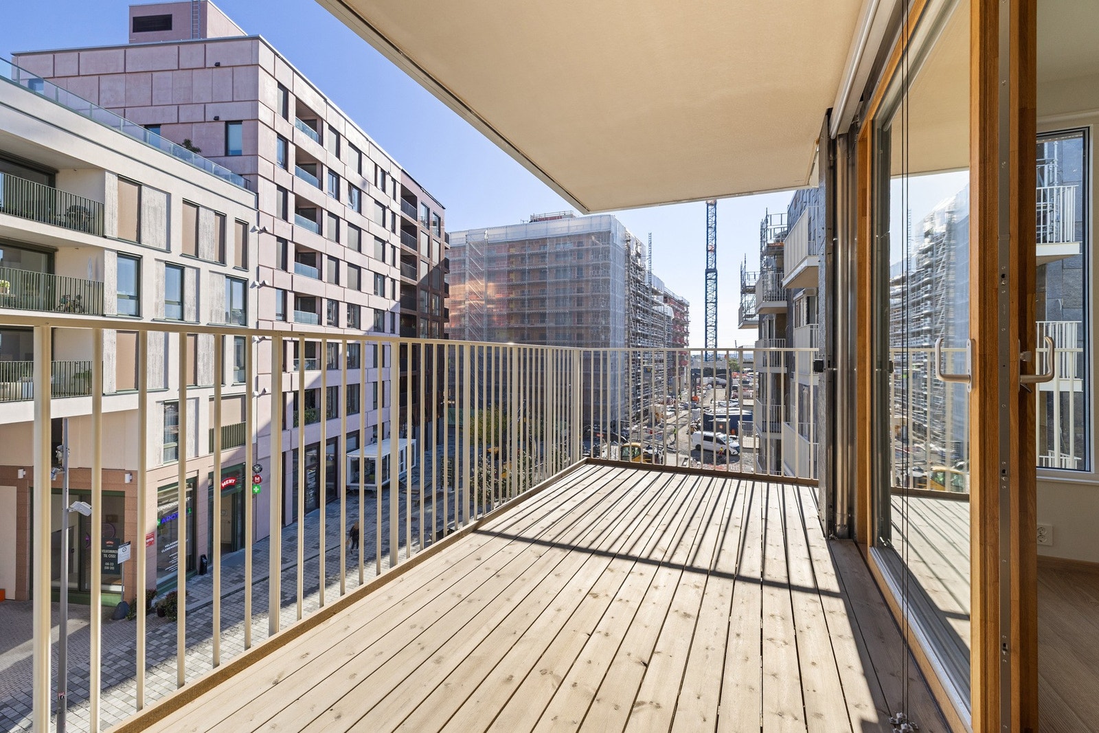 Sydøstvendt balkong på 13 kvm. med gode solforhold. Galleribilde