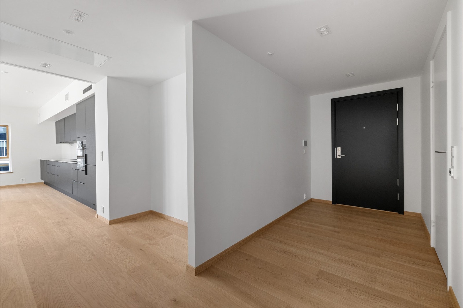 Romslig gang med plass til å sette inn garderobe. Galleribilde