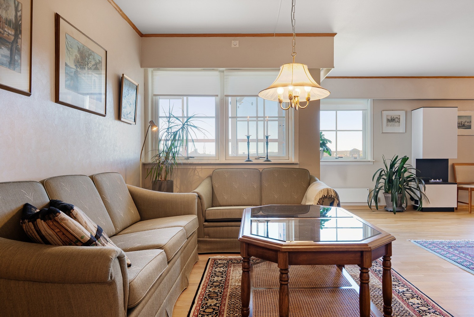 Stuen mot markterrassen i vest. Spisestuen mot venstre. Galleribilde