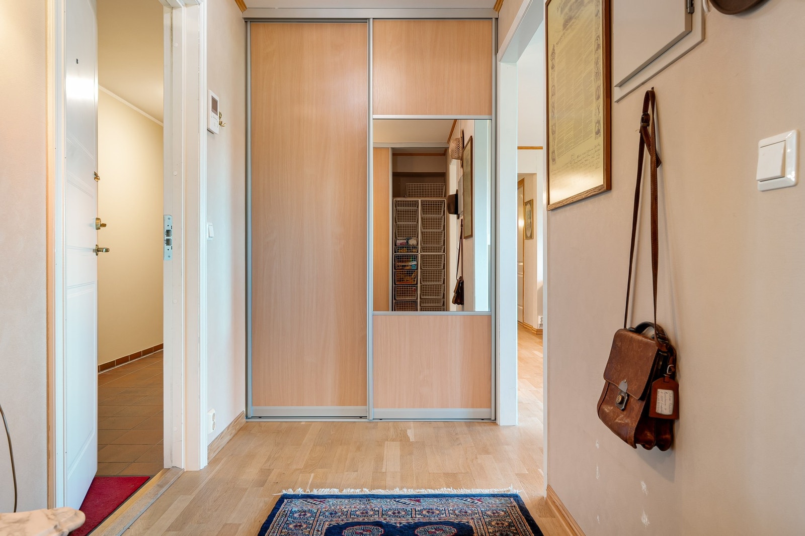 Entreen med porttelefon. Galleribilde