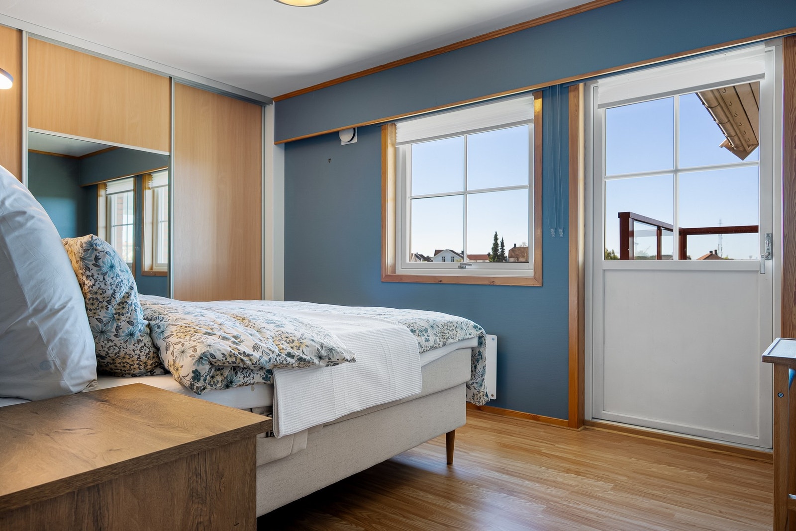 Hovedsoverommet har direkte utgang til markterrasse. Galleribilde