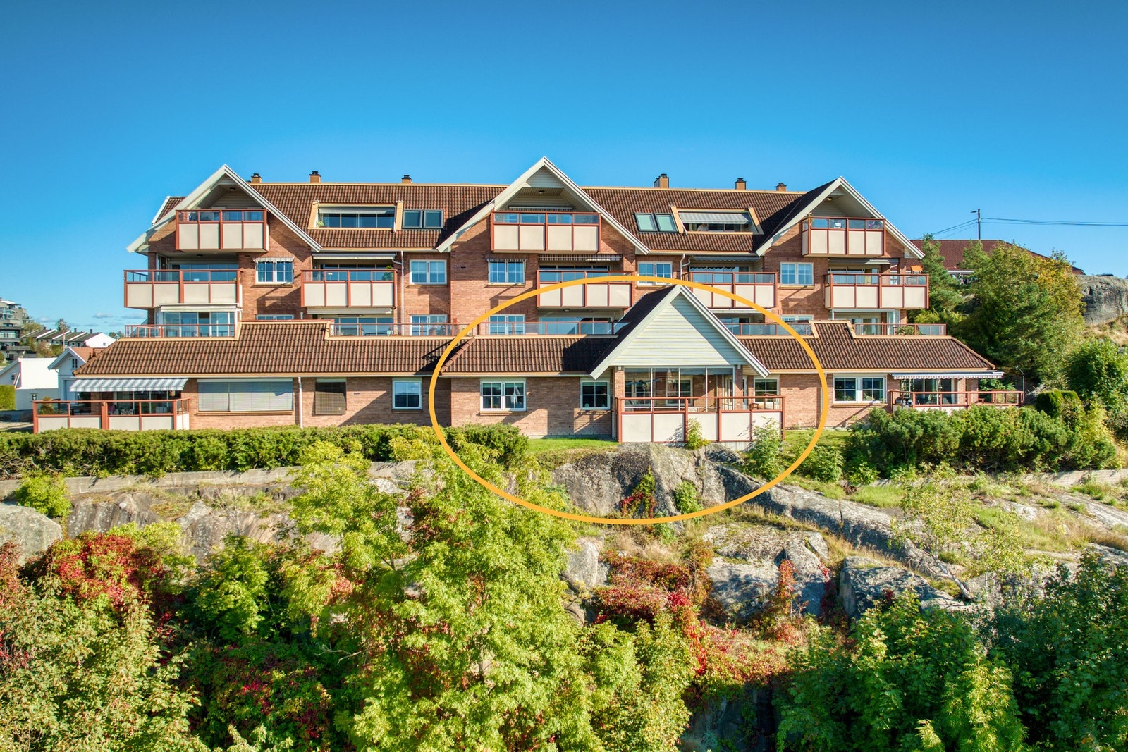 Speiderveien 6 ligger solrikt og vestvendt på Speiderfjellet (Dammyrfjellet) hevet over Damyr og med fri utsikt mot syd, vest og nord. Galleribilde