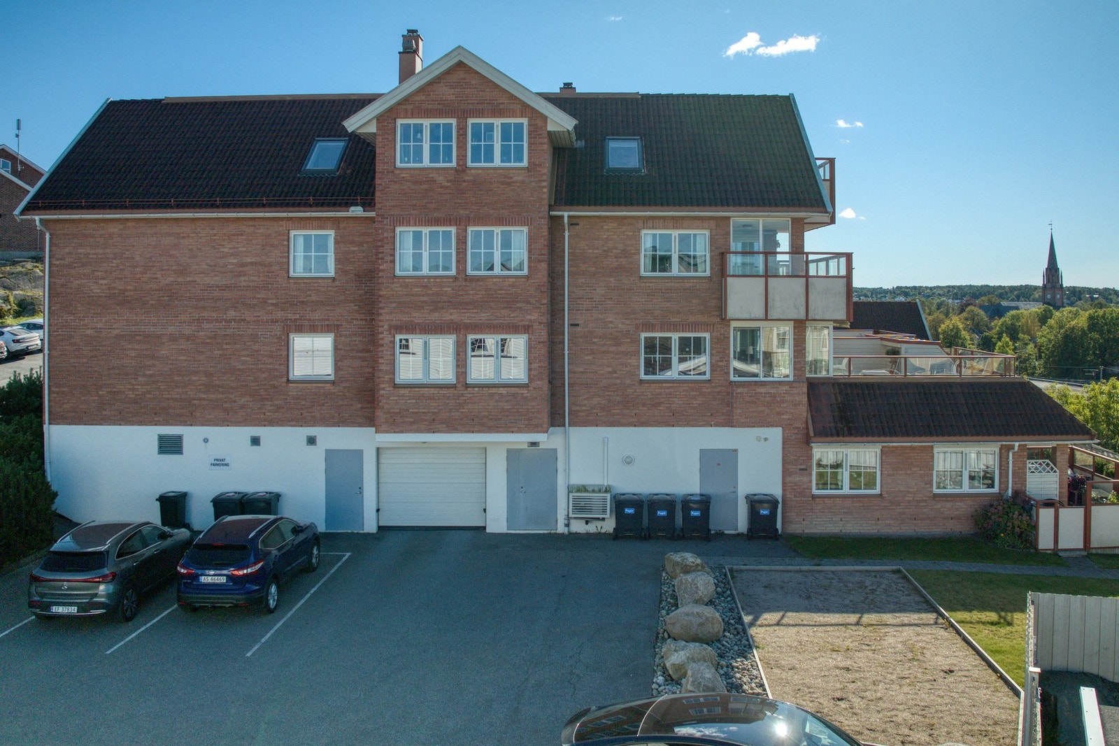 Innkjøring til parkeringskjeller fra nord. Galleribilde