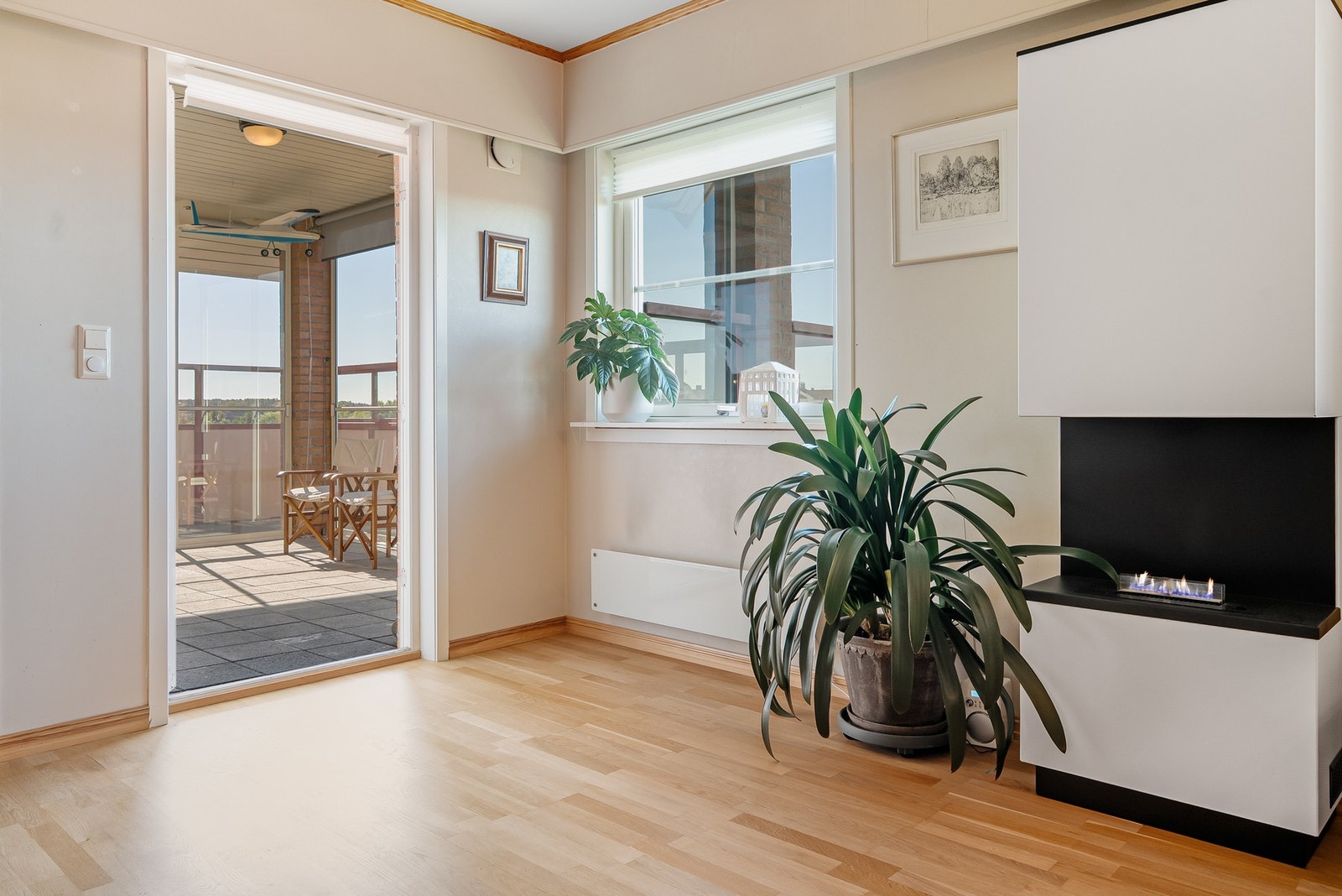 Fra stuen har man direkte utgang til en solrik, innglasset og delvis overbygget markterrasse. Galleribilde