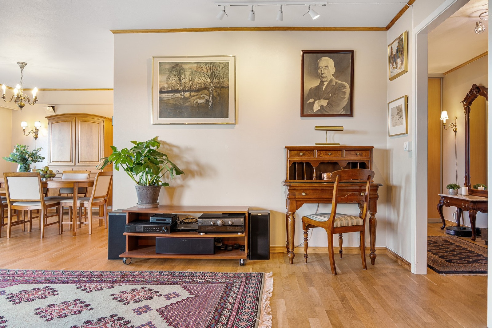 Stuen mot spiestuen til venstre og entreen til høyre. Galleribilde