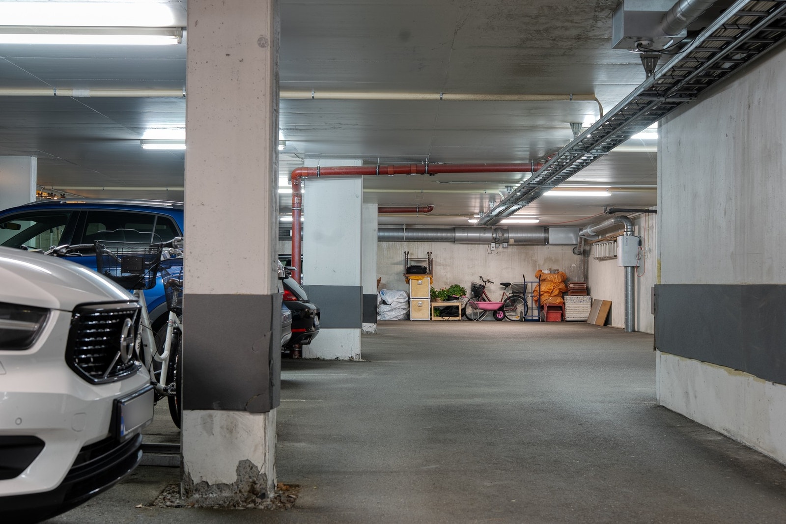 Biloppstillingsplass og sportsbod i parkeringskjeller. Galleribilde