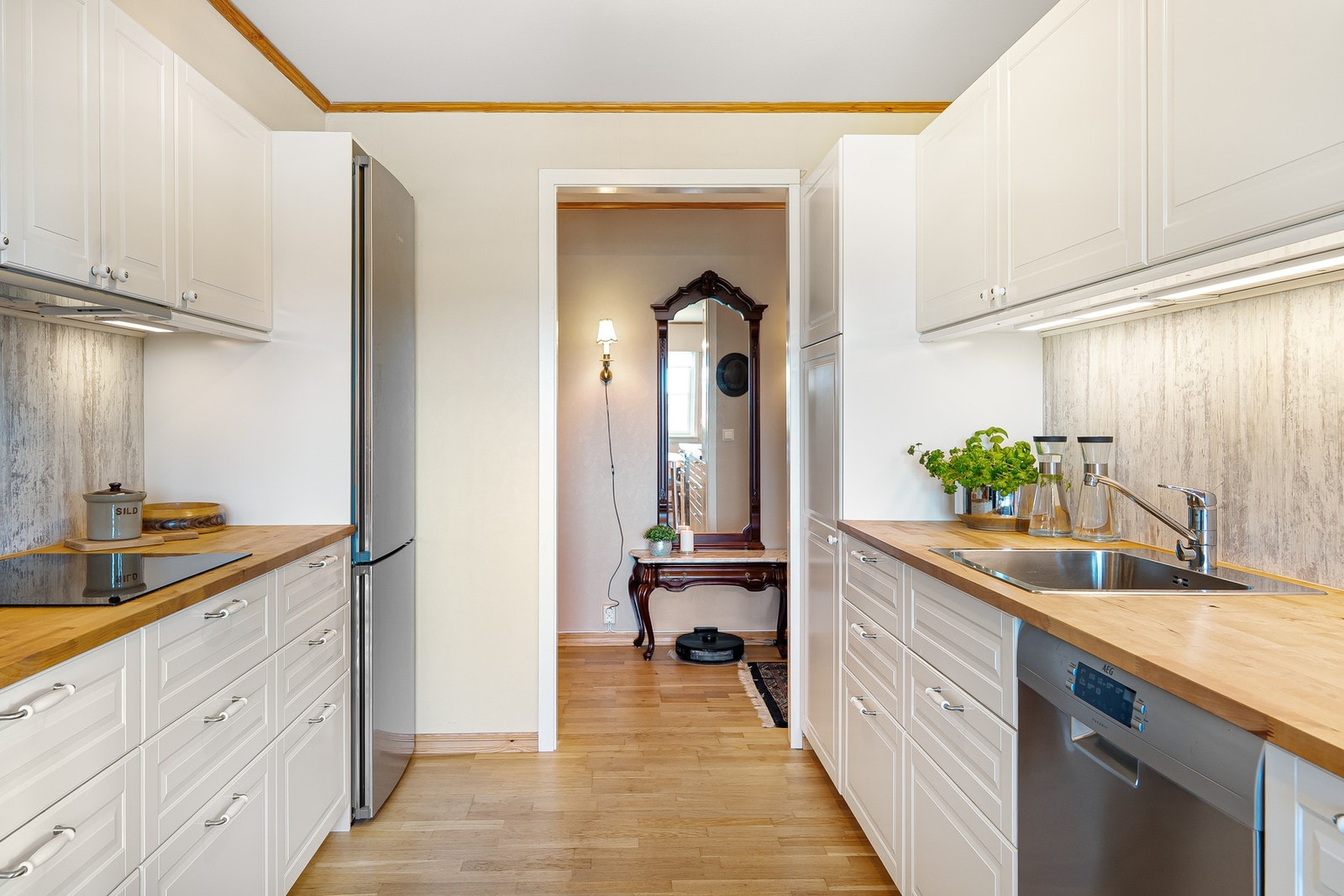 Fra kjøkkenet til entreen. Galleribilde