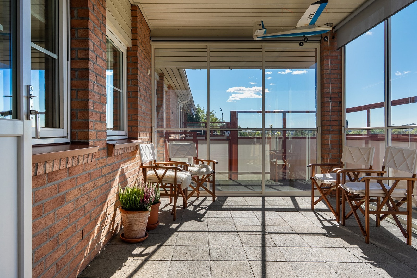 Markterrassen. Innglassingen forlener sommersesong og høstkvelder. Galleribilde