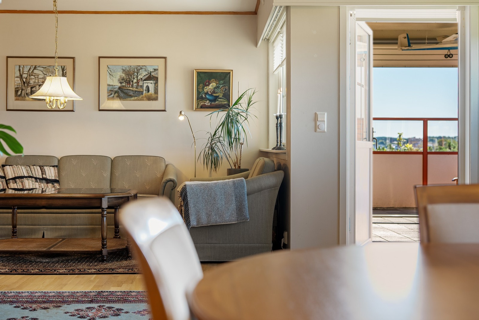 En stor stue i flere soner, med direkte adkomst til innglasset markterrasse. Galleribilde