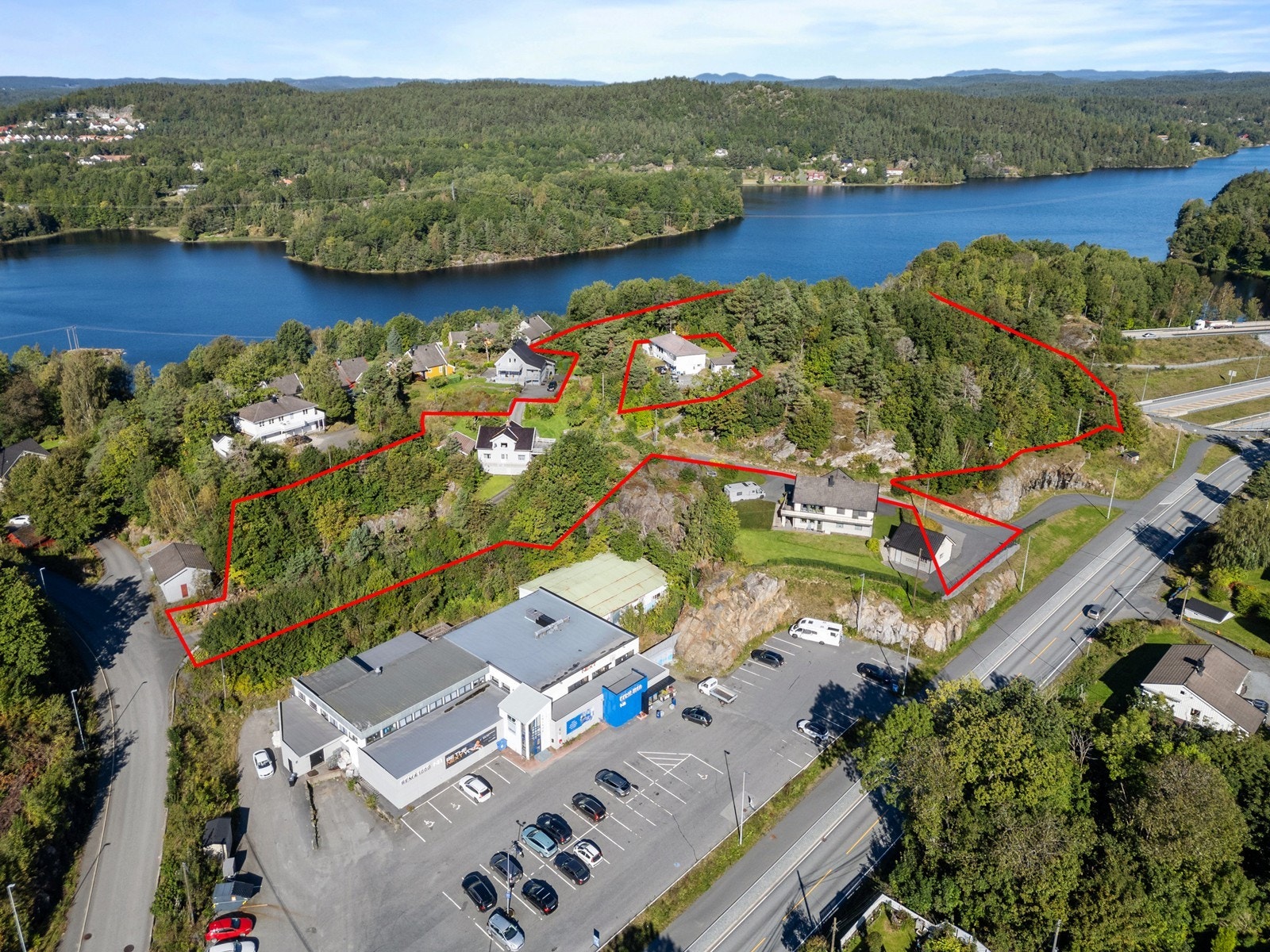 Dronefoto over området. Veien opp til området er planlagt opp til venstre i bildet Galleribilde