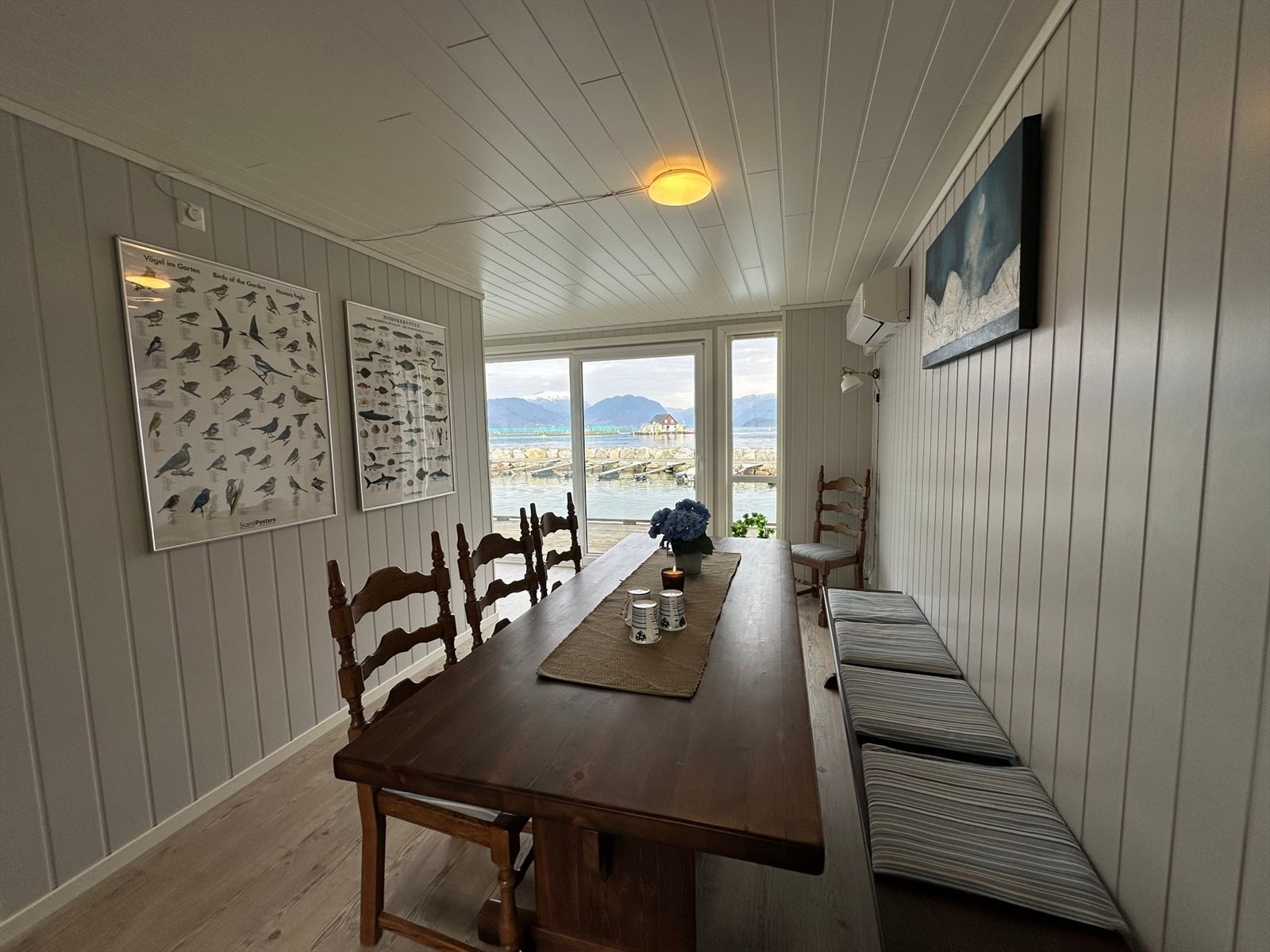 Godt med lysinnslipp fra de store vindusflatene Galleribilde