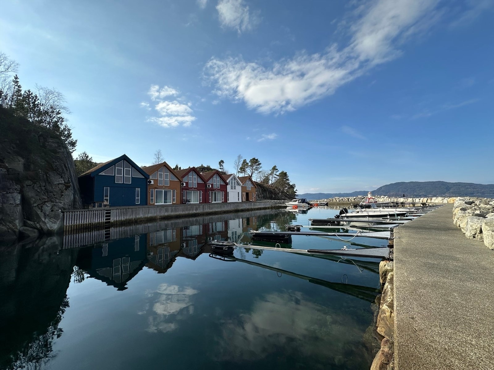 Flott fritidseiendom med praktfull beliggenhet like ved sjøen Galleribilde