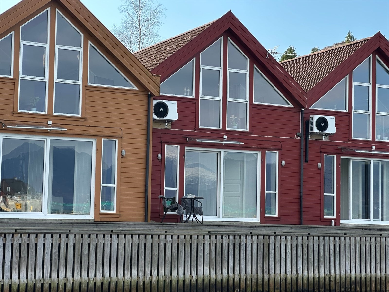 Idyllisk beliggenhet ved sjøen i Nedre Veavik, kun ca. 4 km fra Skånevik sentrum. Skånevik sentrum har en butikker, kafeer, hotell, bensinstasjon og mer Galleribilde