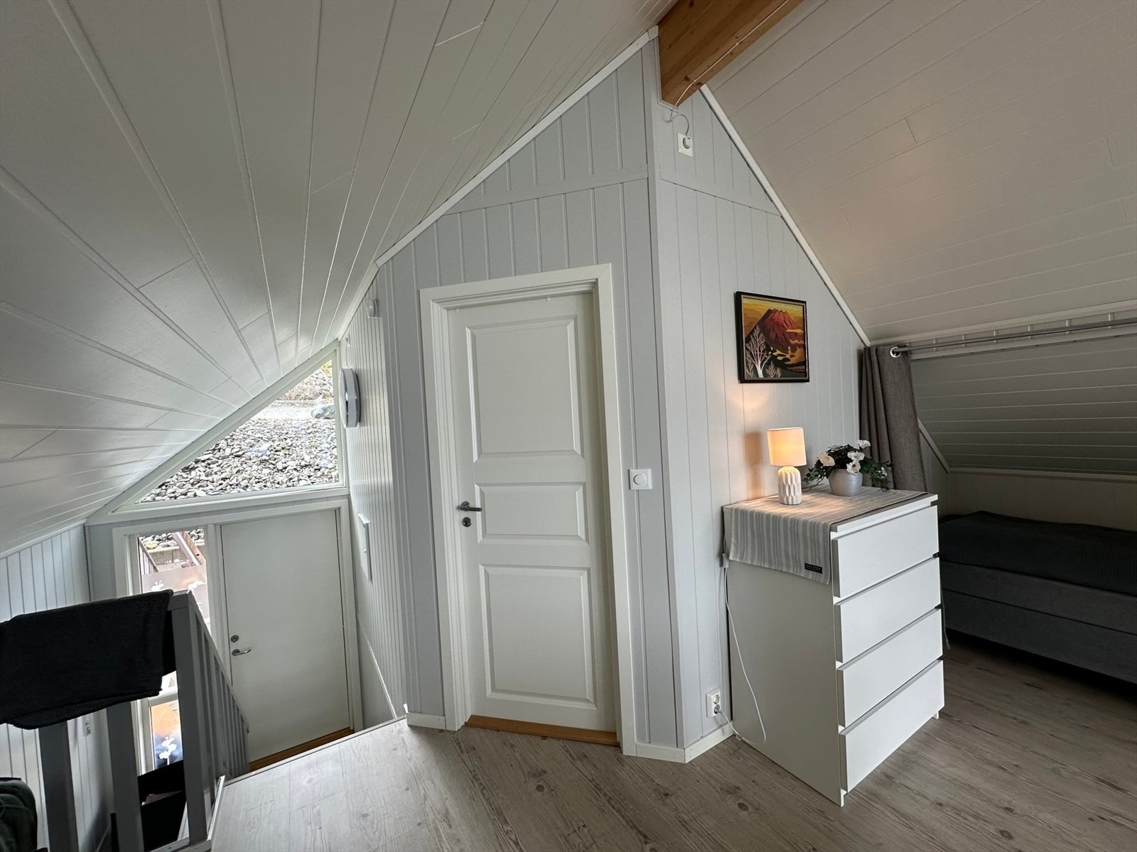 Fritidsboligen går over 2 etasjer, hvor man både har stue og soverom i hver av etasjene Galleribilde