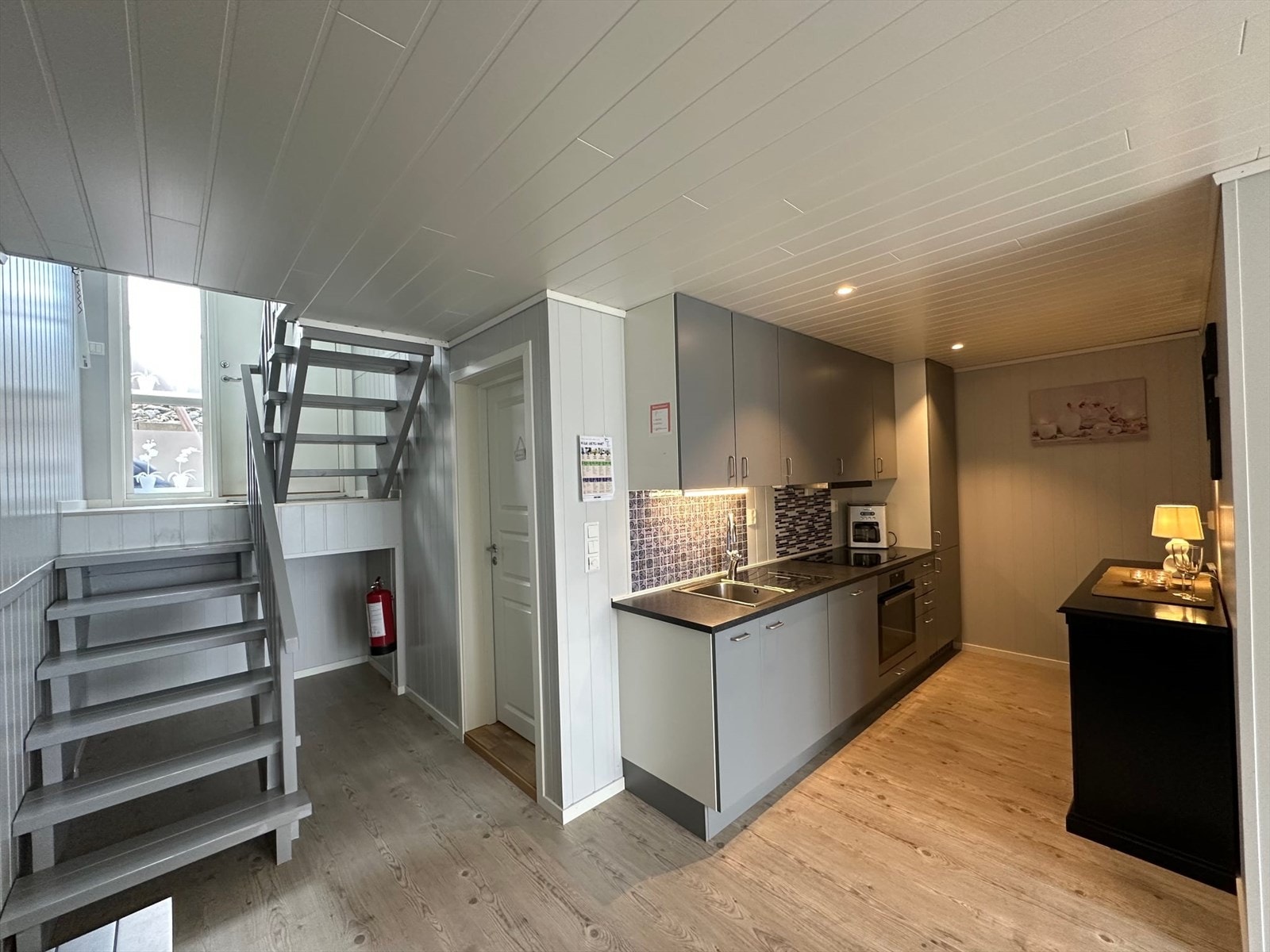 1. etasje inneholder en åpen stue og kjøkkenløsning, soverom og bad Galleribilde