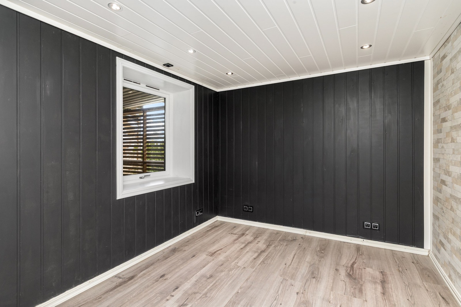 Det er to soverom i kjeller. Siden kjellervinduene er igjenkledd med spiler foran kan det være avvik vedr lysforhold på soverom. Galleribilde