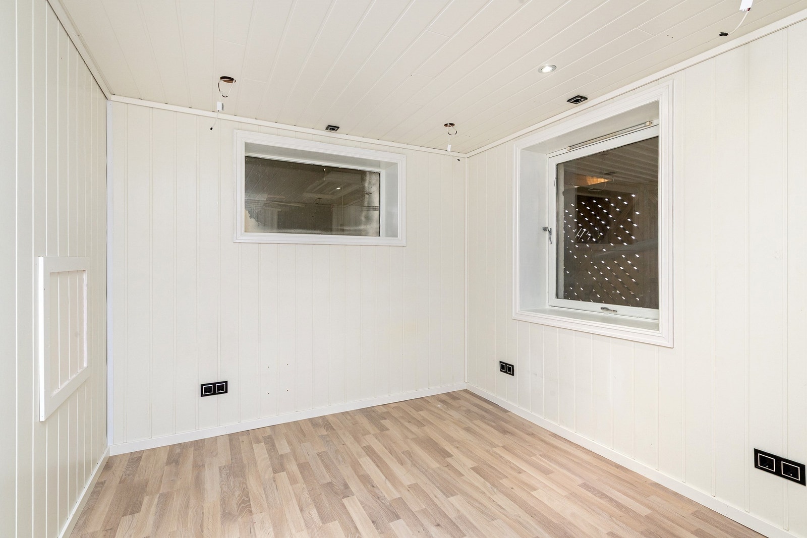 Soverom 2 i kjeller. Siden kjellervinduene er igjenkledd med spiler foran kan det være avvik vedr lysforhold på soverom. Galleribilde