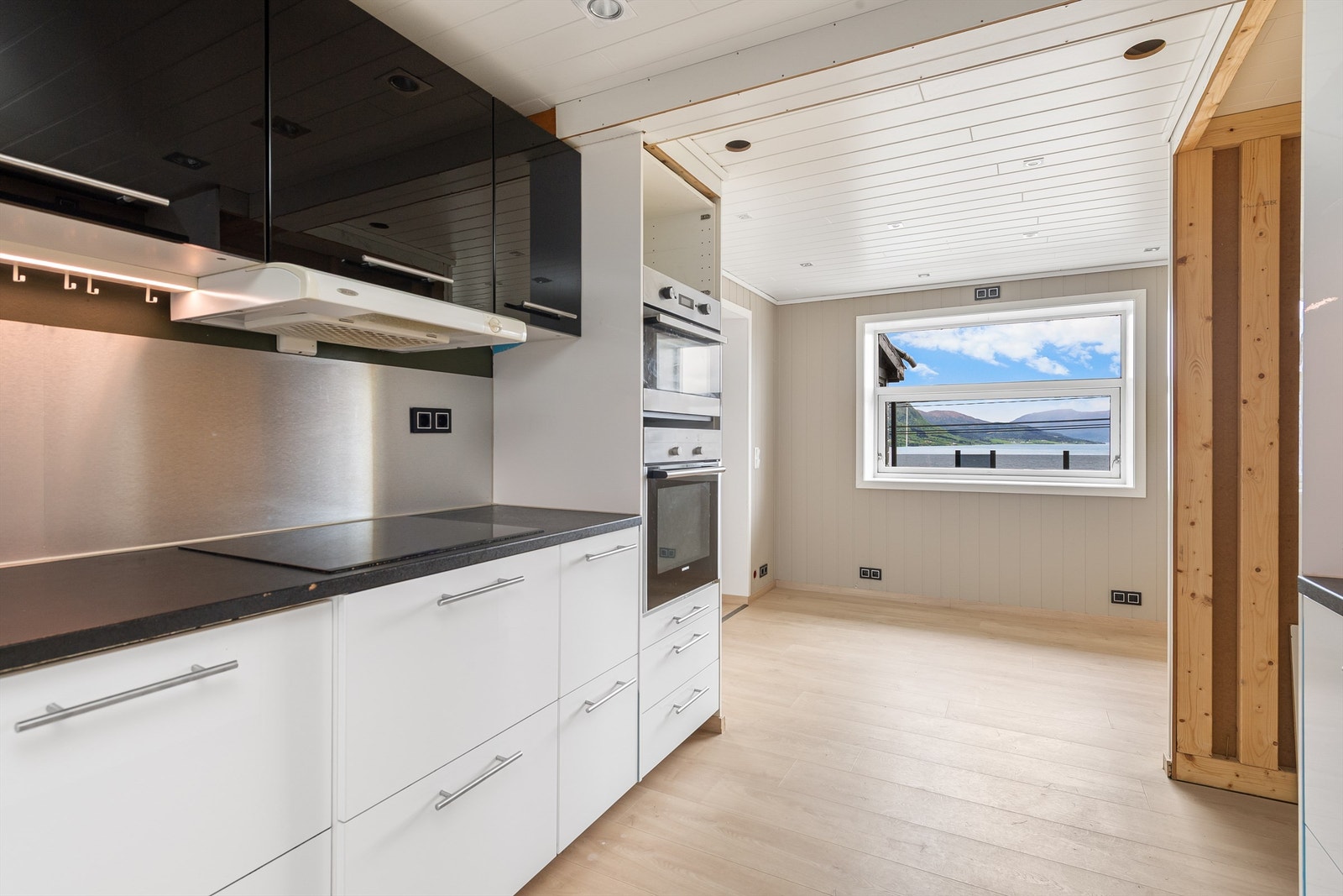 Innredning med integrerte og frittstående hvitevarer Galleribilde