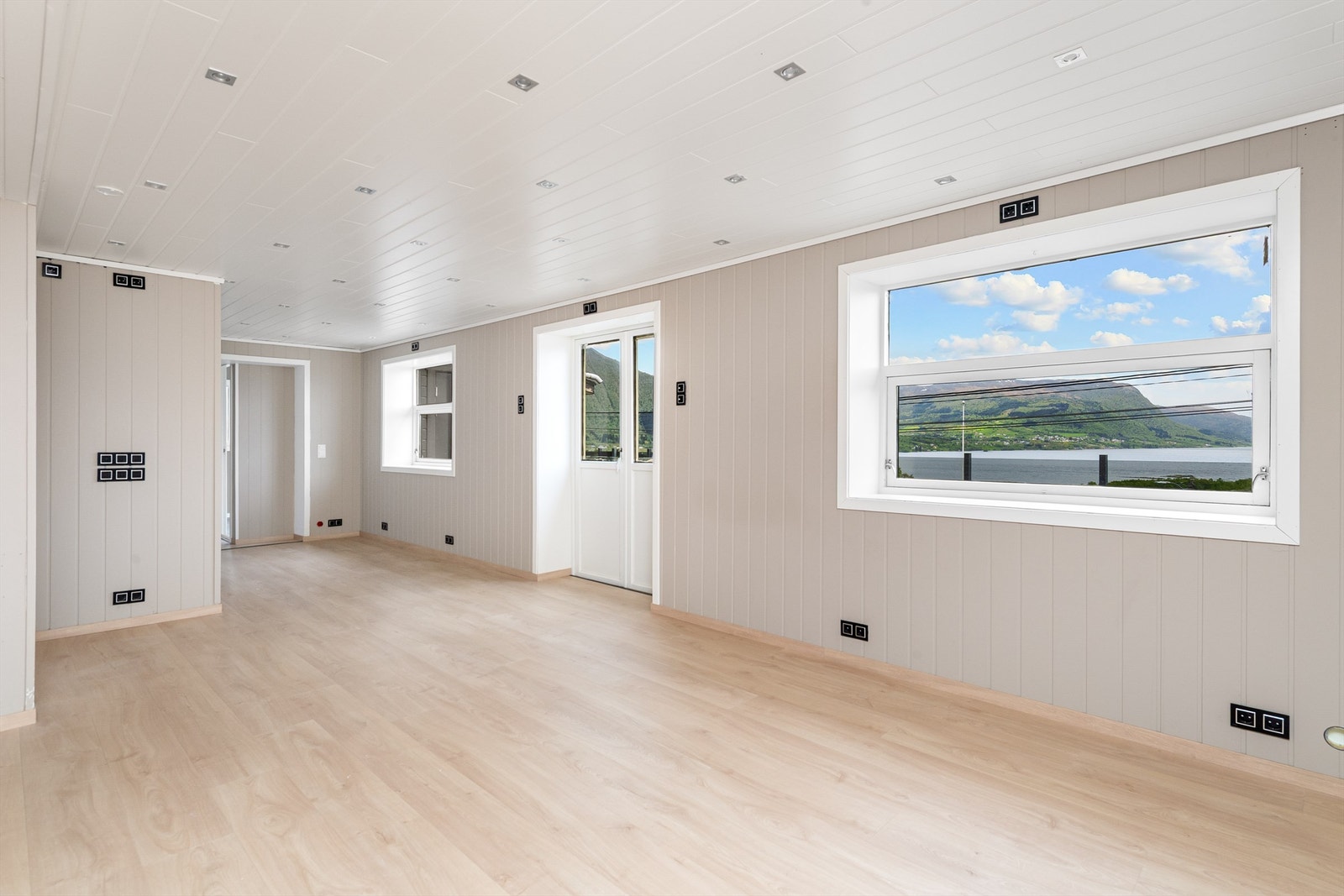 Lys stue med utgang til veranda Galleribilde