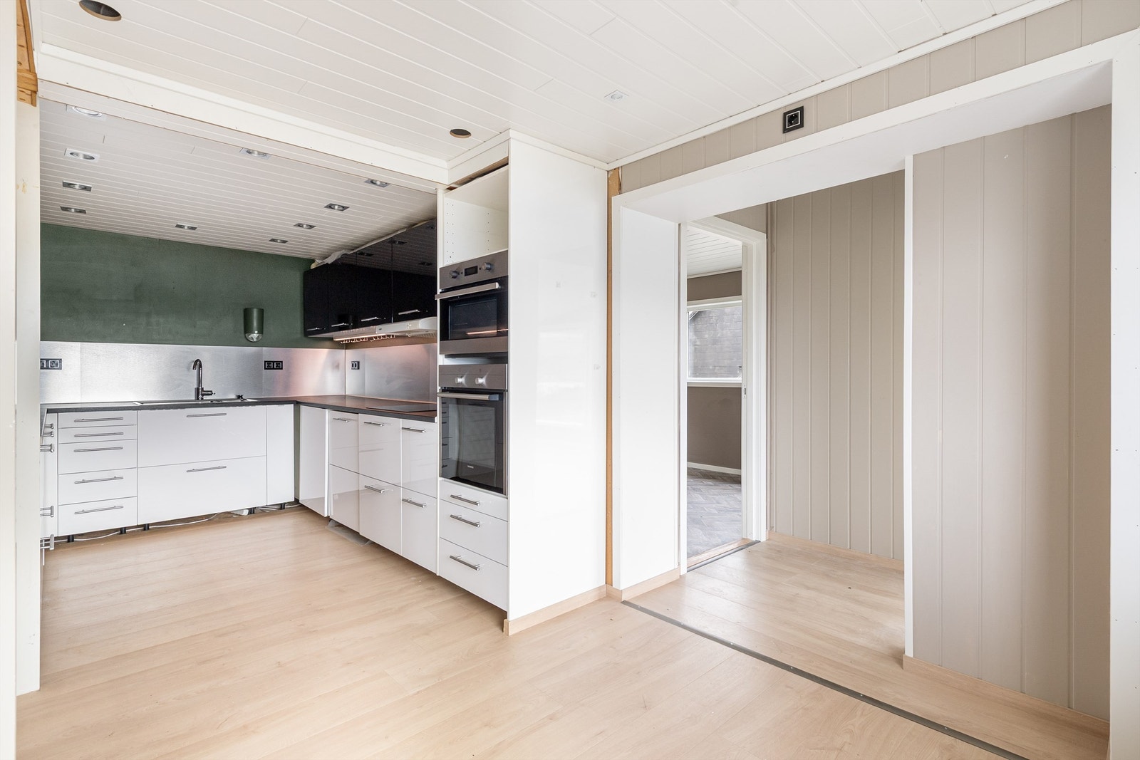 Stue og kjøkken er i åpen løsning Galleribilde