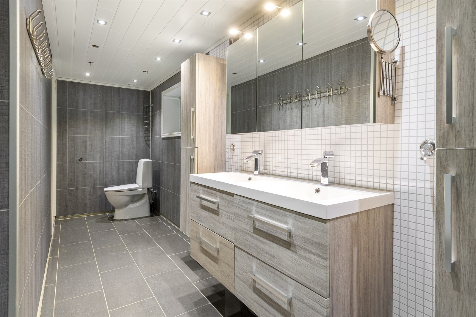 Bad/vaskerom i kjeller. Rommet ble oppgradert i 2014. Galleribilde