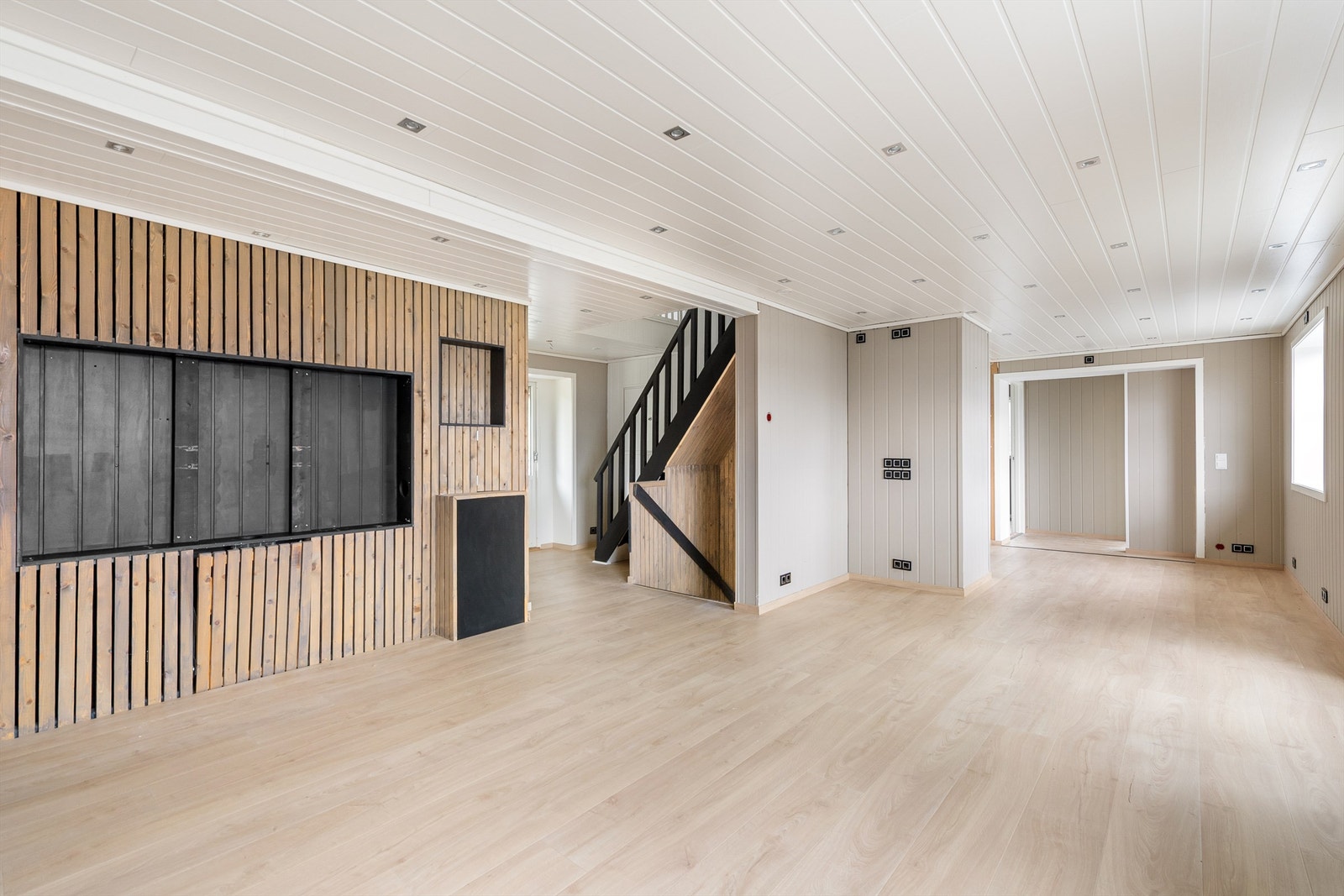 Det er delvis montert spilevegg i 1. etasje Galleribilde