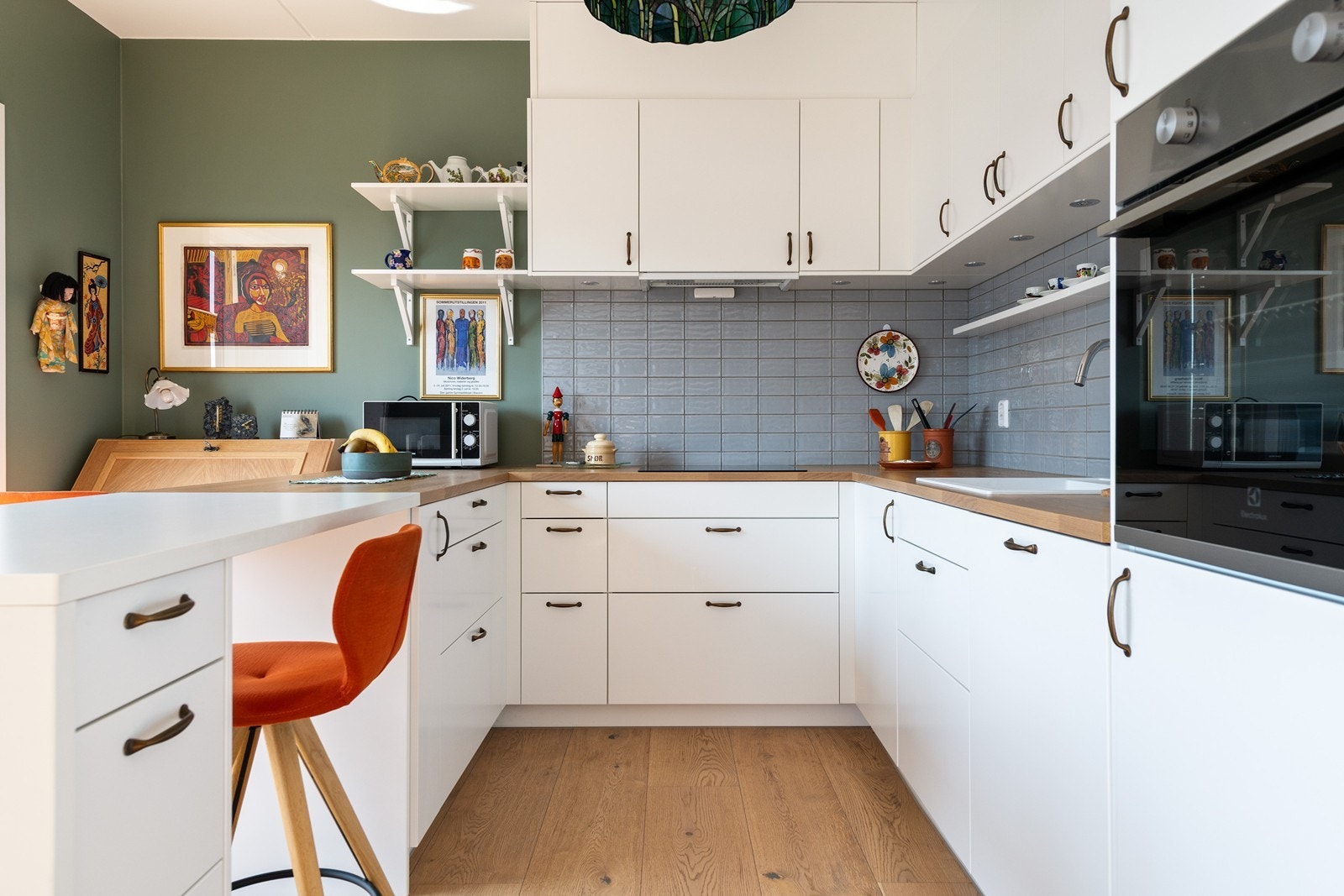 Delikat kjøkken som står i stil med resten av leiligheten. Galleribilde