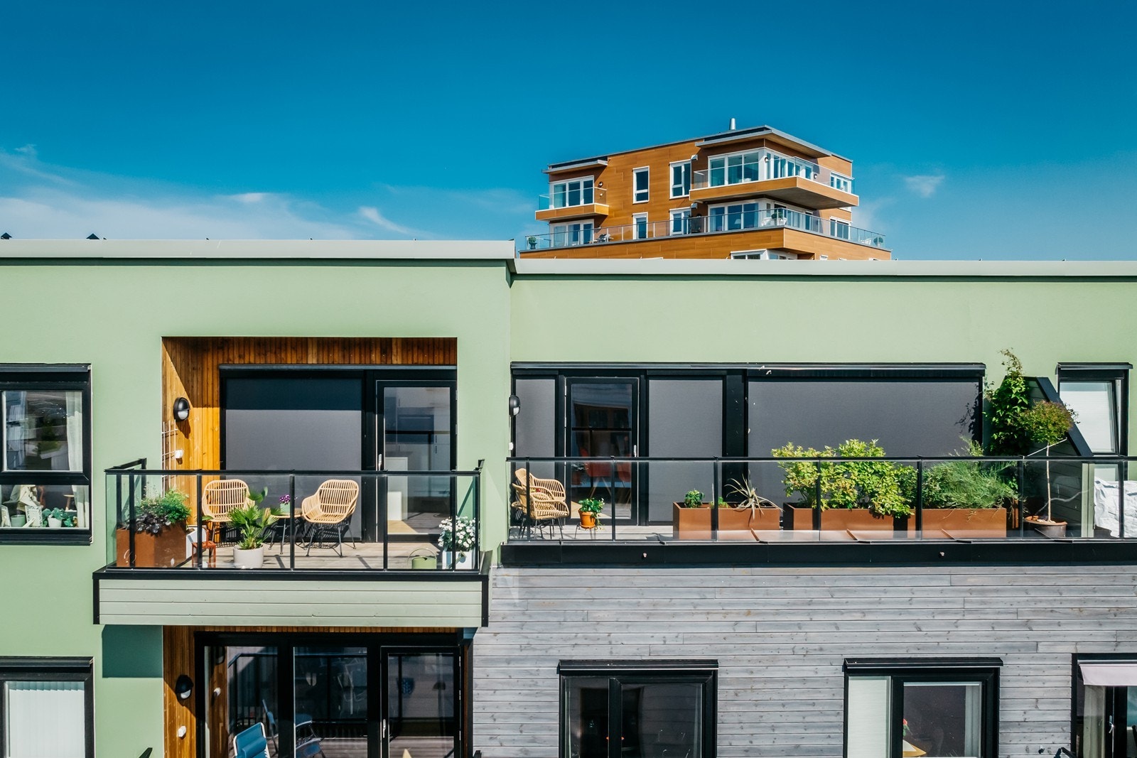 To solrike terrasser side om side, begge med nydelig utsikt mot fjorden. Galleribilde