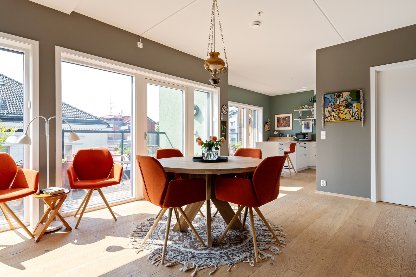 Den åpne stuen fremstår som innbydende med moderne fargevalg. Galleribilde