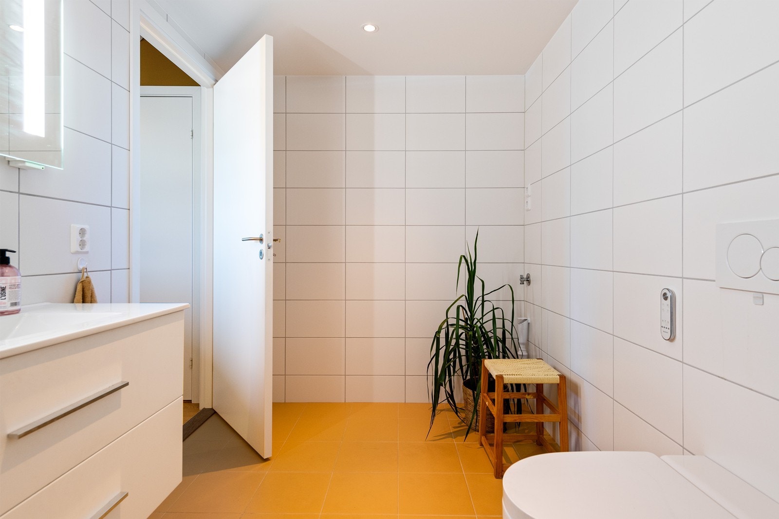 Innredningen har to romslige skuffer, servant med benkeplass og speil med integrert belysning. Galleribilde