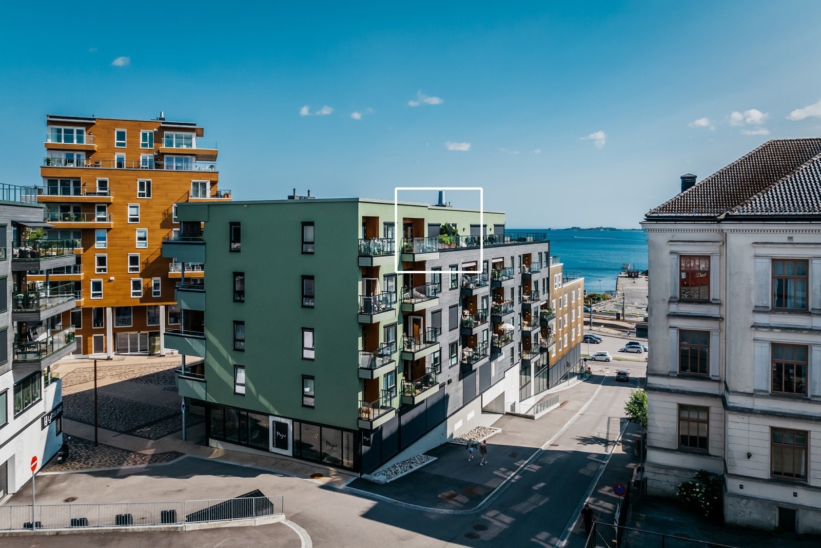 Eiendommen ligger sentralt med enkel adkomst fra både offentlig transport, til fots og med bil. Galleribilde