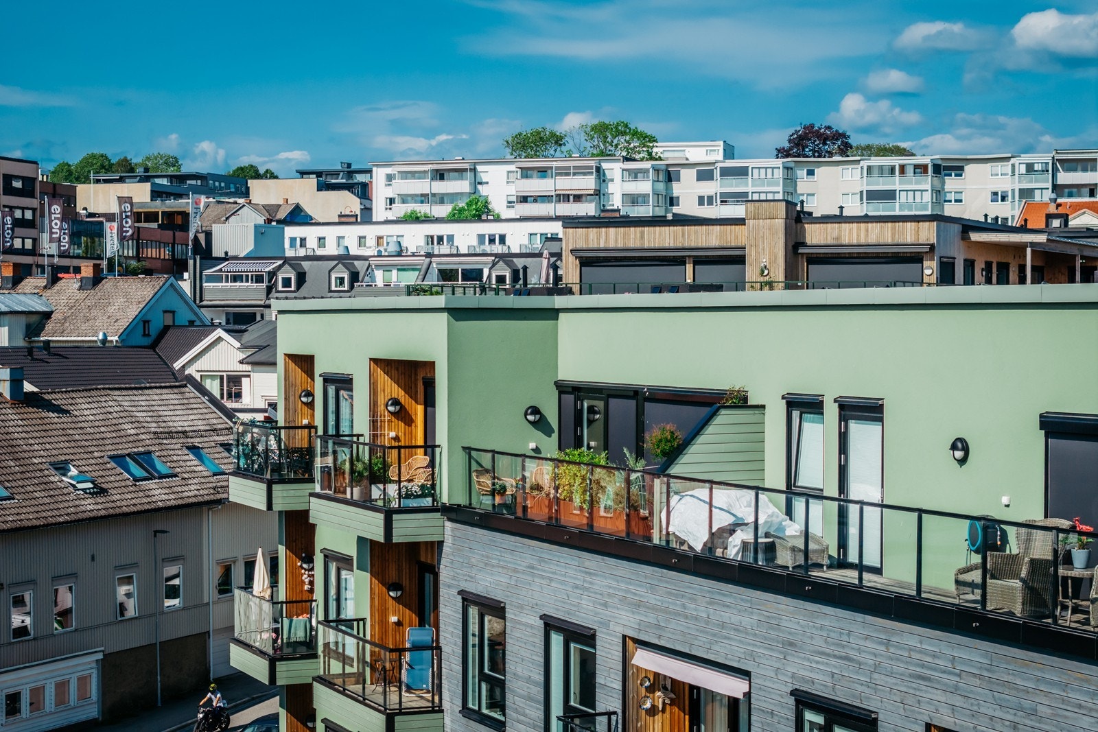 To terrasser ved stuen og kjøkkenet, dobbelt mulighet for å nyte spektakulær fjordutsikt. Galleribilde