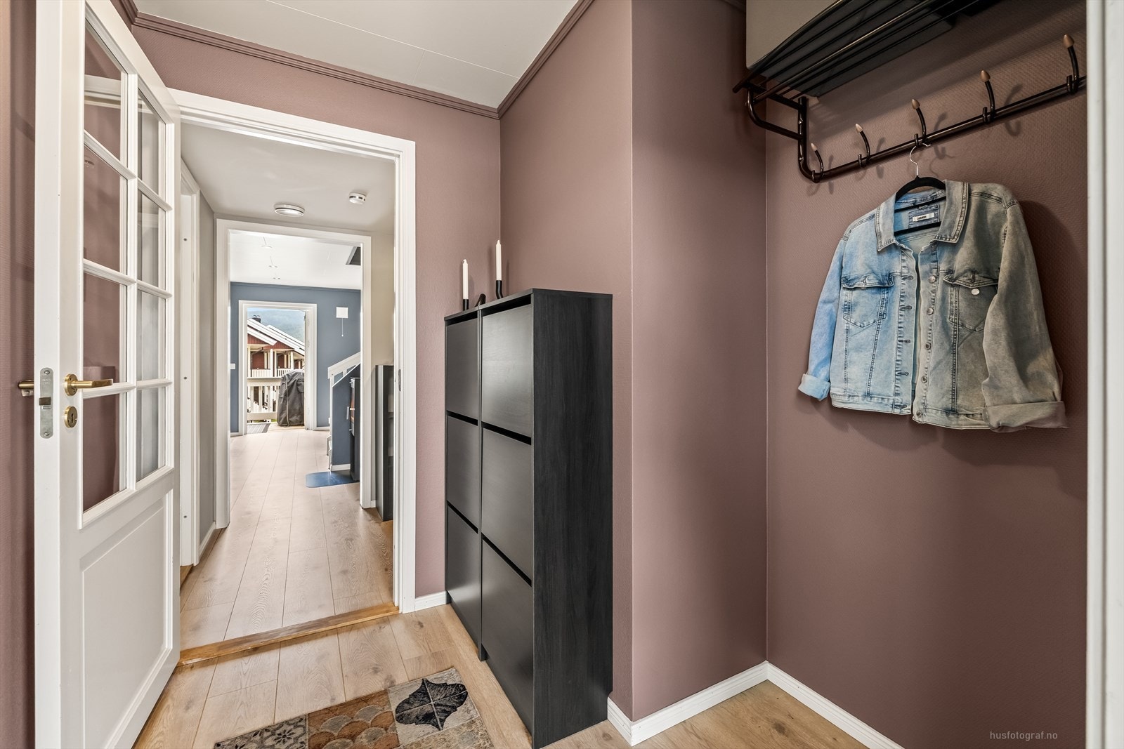 Velkommen inn til en dus og romslig entré. Galleribilde