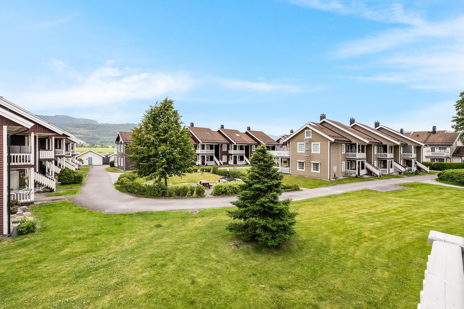 Leiligheten disponerer egen parkeringsplass i garasjeanlegg, med elbilader. Galleribilde