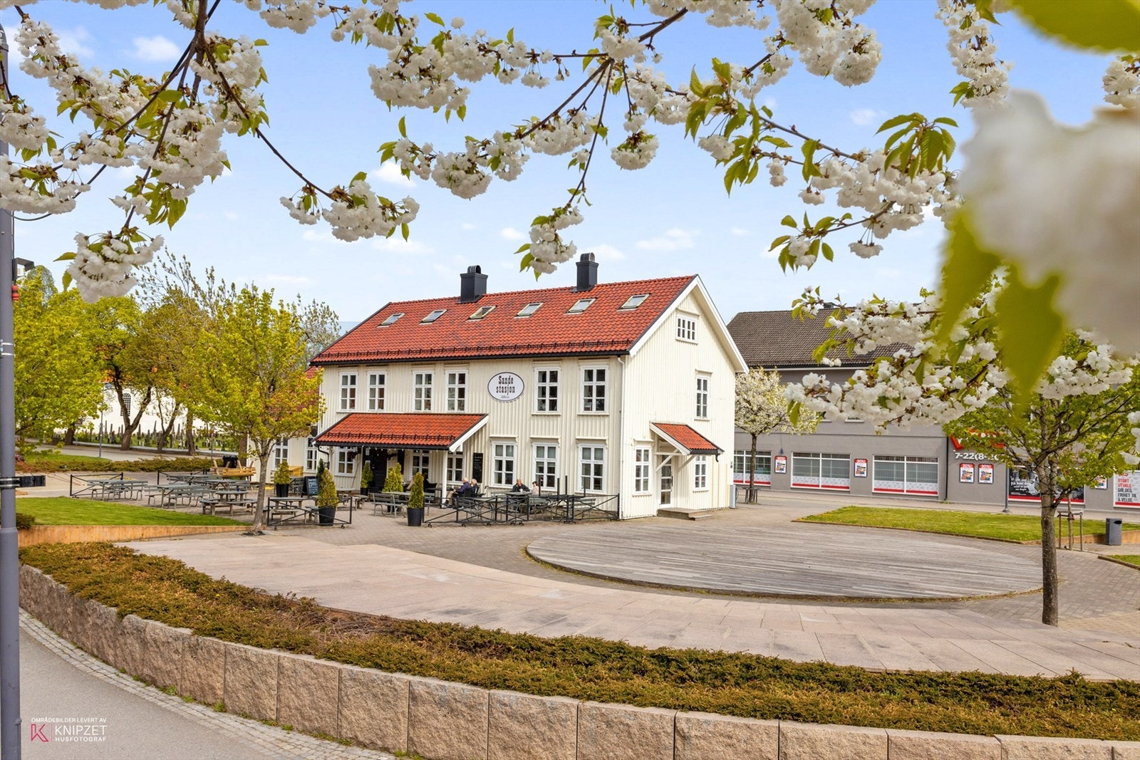 Torget i kort gåavstand fra leiligheten. Her har du spisested, butikker, vinmonopol og apotek. Galleribilde