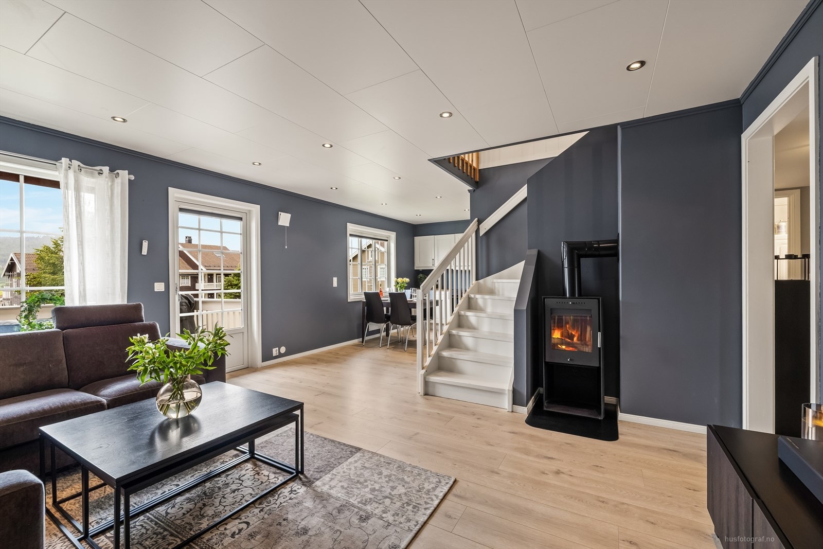 Stuen holder god romslighet med rom for en komfortabel sofakrok, underholdningsavdeling, vitrineskap og spisebord. Galleribilde