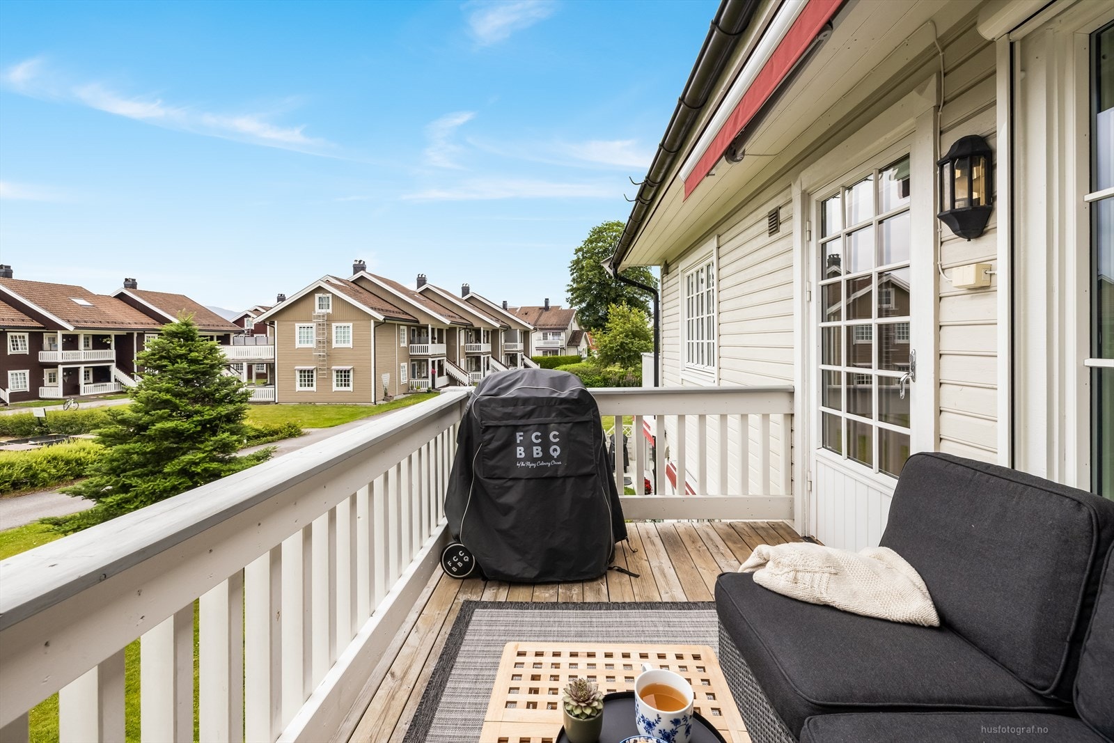 Her kan du nyte både solfylte dager og lune kvelder. Terrassen har markise som enkelt kan trekkes ut. Galleribilde