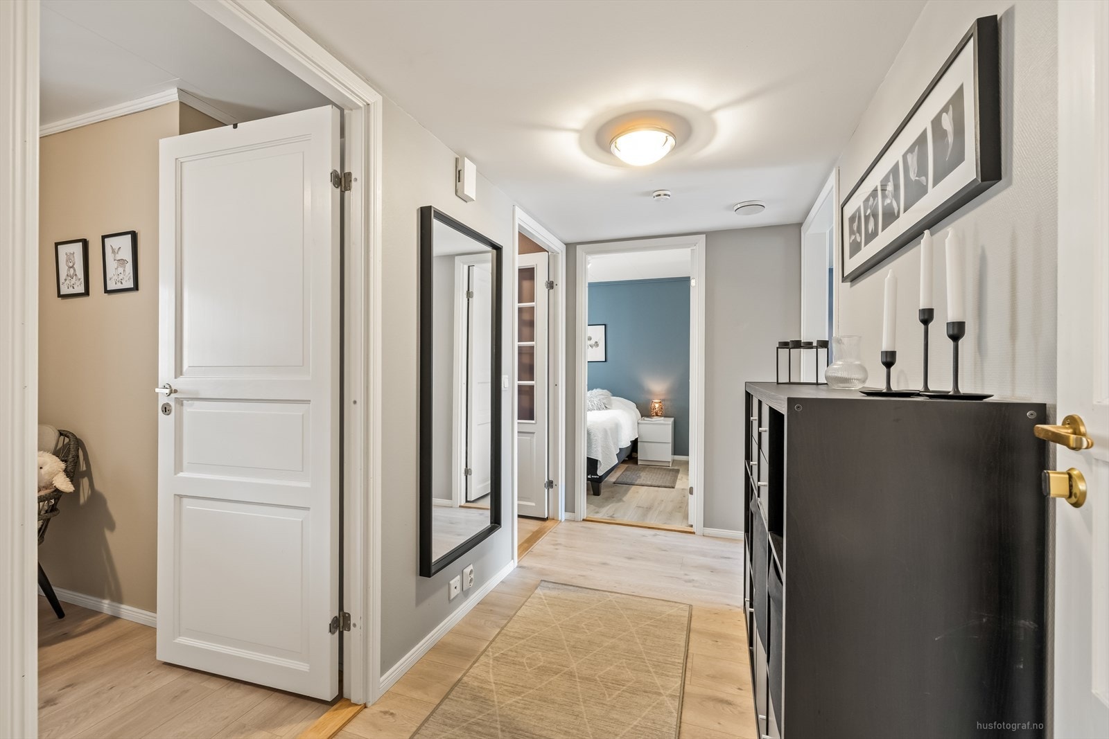 Alt innvendig holder en gjennomgående god standard, så her kan man flytte inn uten å tenke på oppussing! Galleribilde