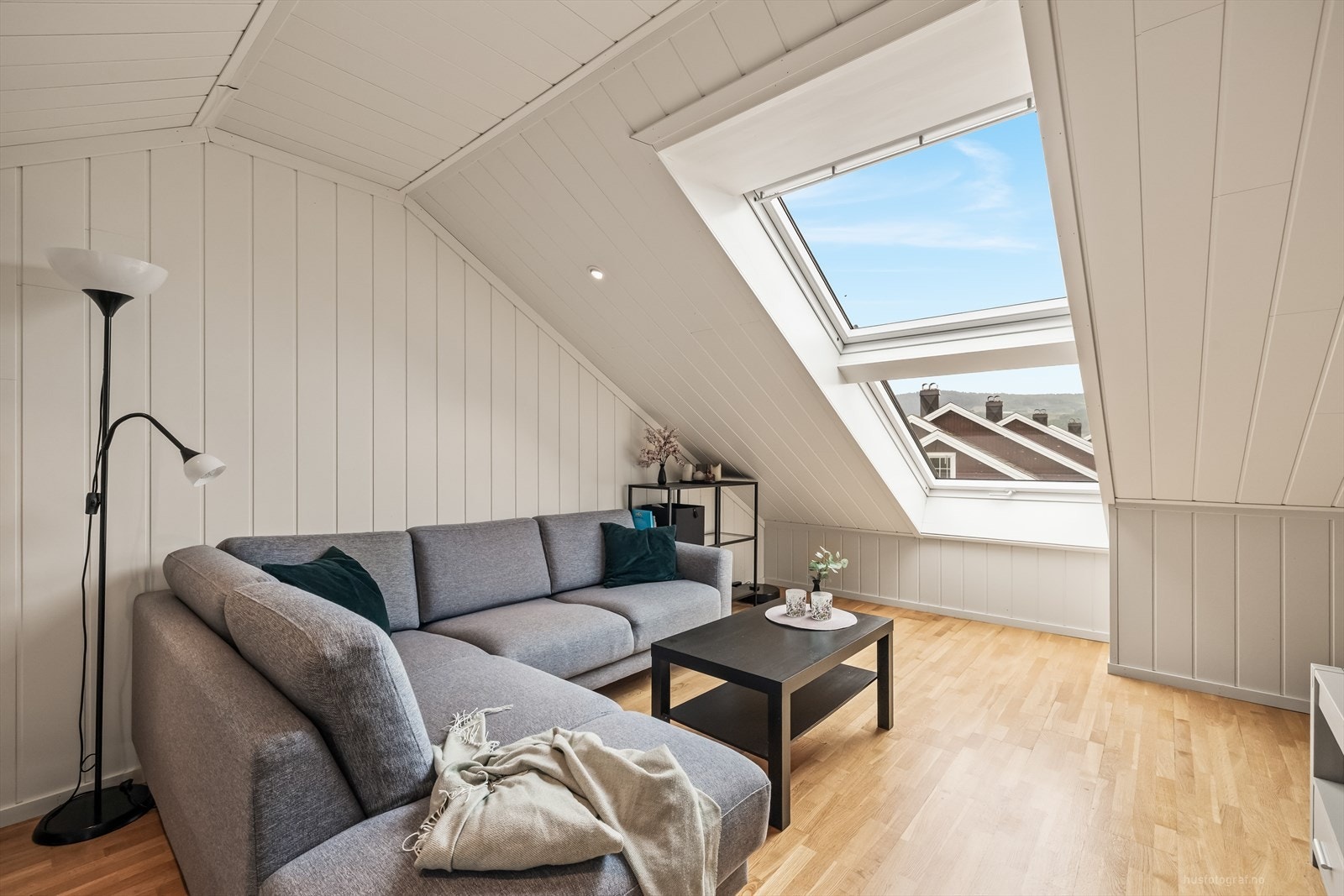 Loftsetasjen har parkett på gulv og har takvindu med god lysinnslipp. Galleribilde