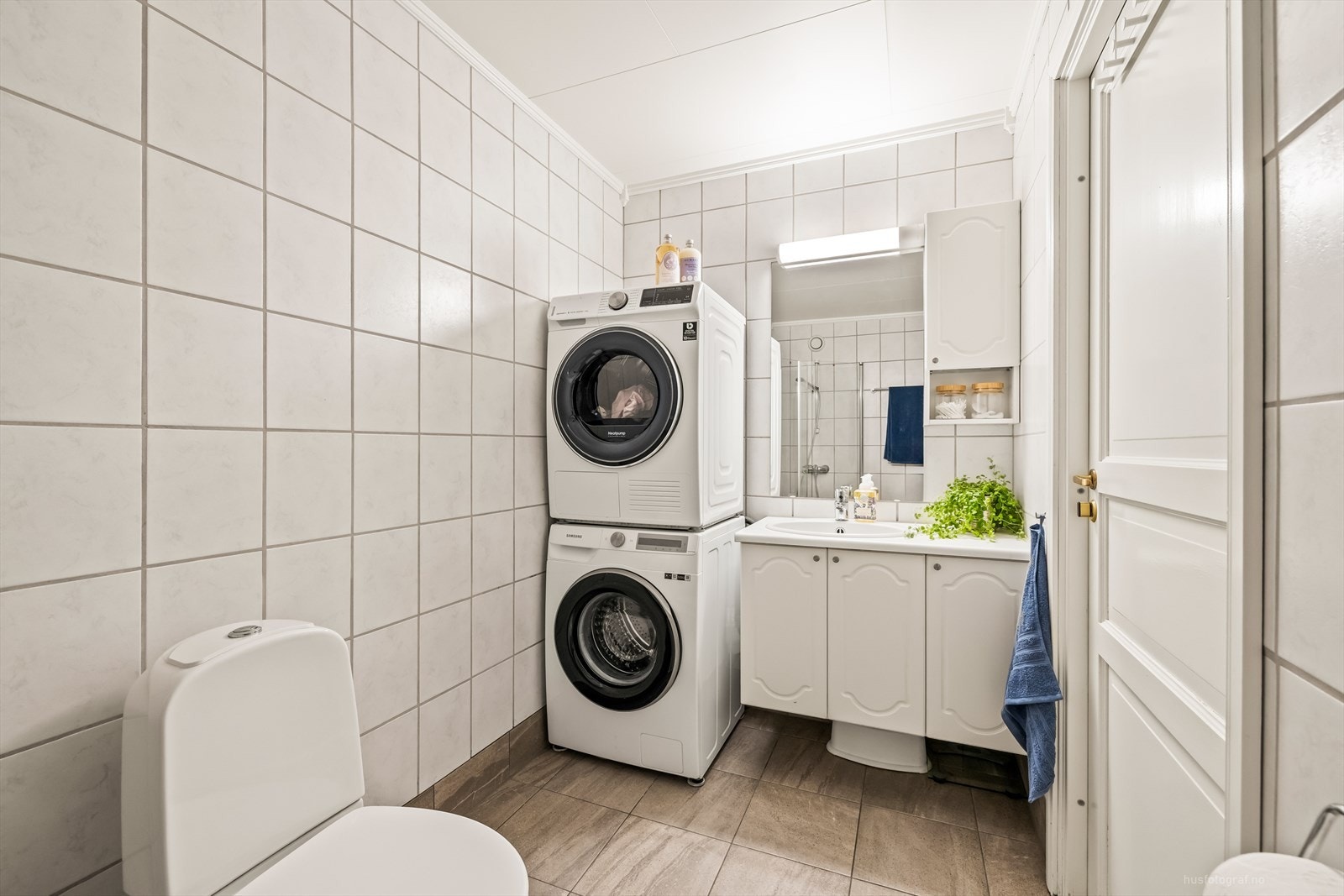 Pent, flislagt bad i 2.etasje med gulvvarme. Baderomsinnredningen er hvit med nedfelt servant med rom for oppbevaring i underskap og speil. Galleribilde