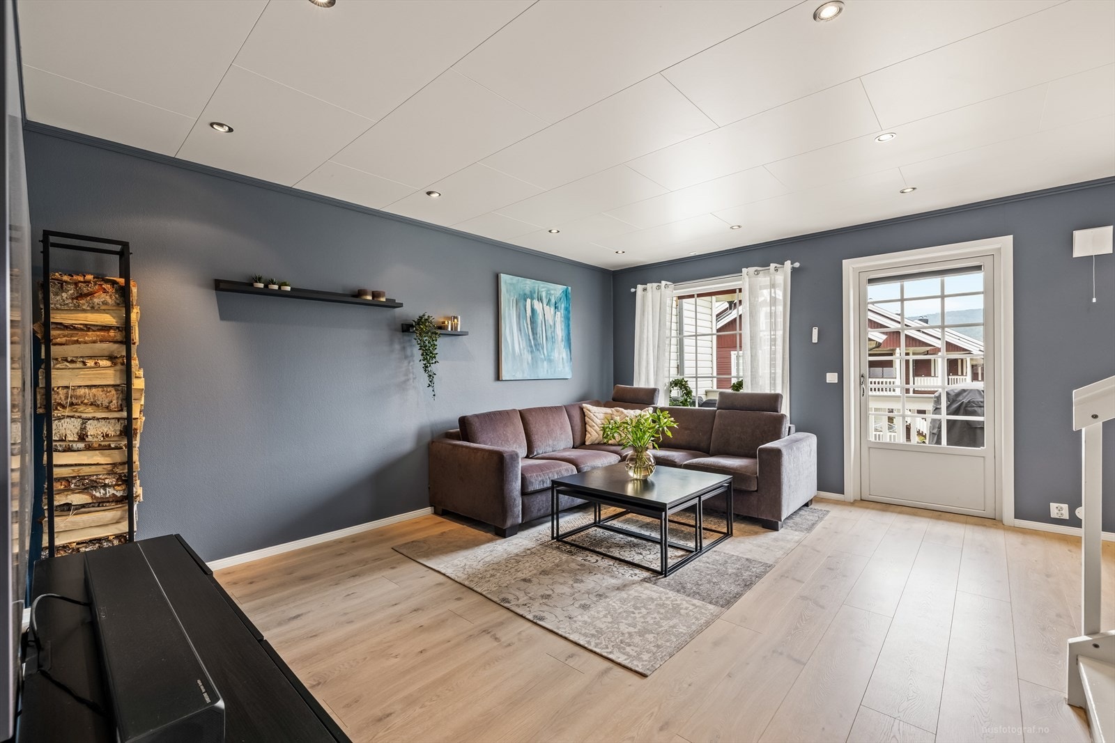 Alt er lagt til rette for den optimale lyssettingen inn fra de store vindusflatene. Det er installert sentralstøvsuger i boligen. Galleribilde