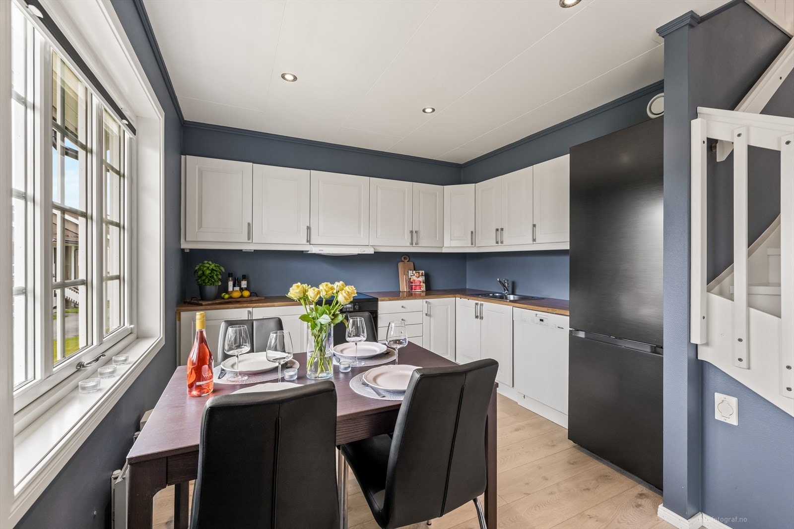 Kjøkkenet er utstyrt med hvitevarer som stekeovn, oppvaskmaskin og frittstående kjøleskap. Det er kjøkkenventilator med avtrekk ut. Galleribilde