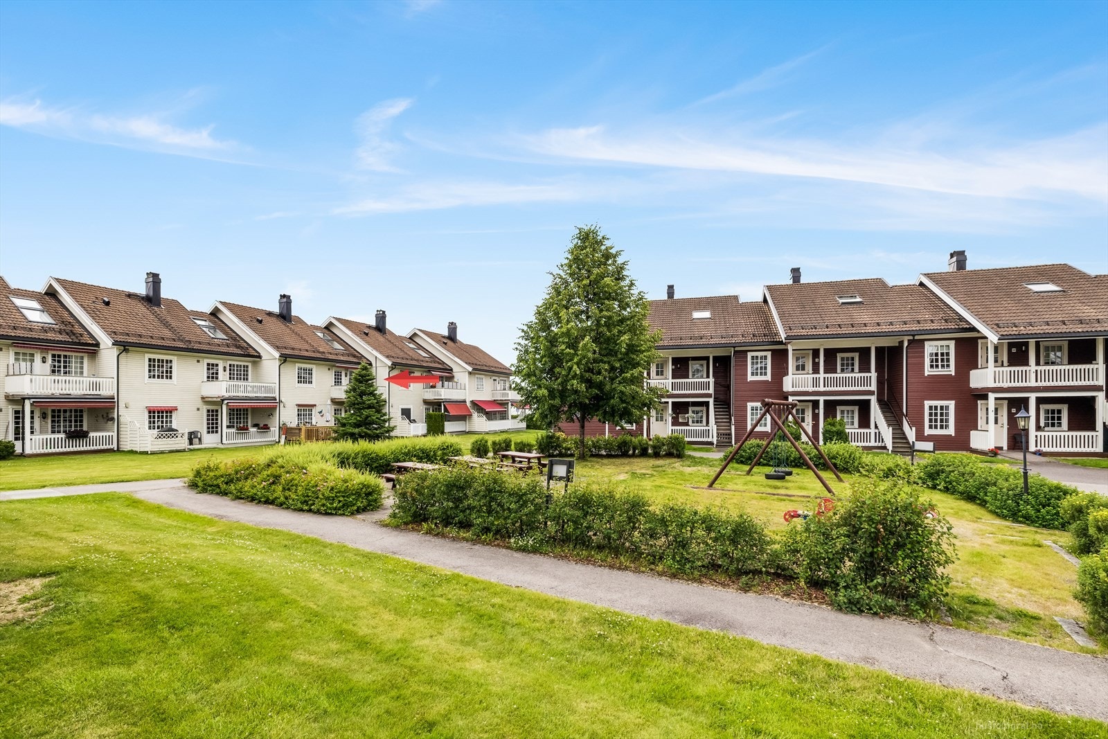 Klokkerjordet barne- og ungdomsskole ligger nær Sande sentrum, ca. 5 minutters gange fra boligen. Barnehagen ligger også i nærheten. Videre er det 5 minutter med bil til Sande videregående skole i Skafjellåsen. Galleribilde