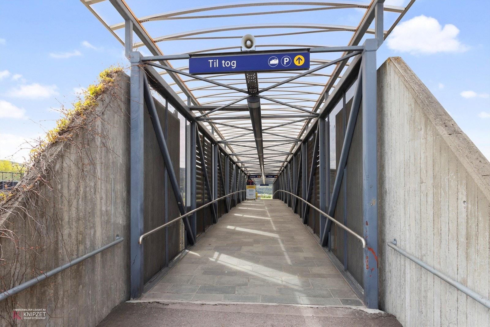 Det er ca 100 meter til togstasjonen. Galleribilde