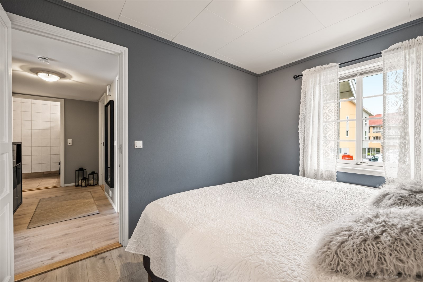 Soverommet er innredet med dobbeltseng med tilhørende nattbord og stilig garderobeløsning. Galleribilde