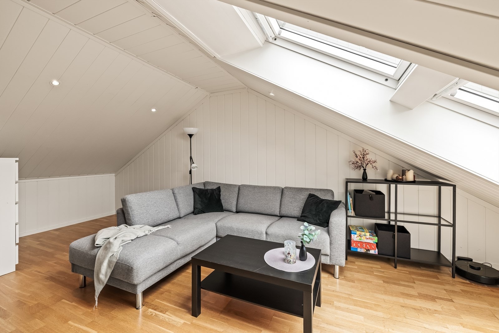 Det er innredet en stue på loftsetasjen som er romslig med en god plass for en stor sofaløsning og underholdningsavdeling. Galleribilde