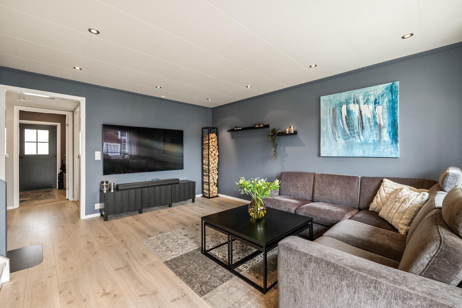 Stuen er lys og innbydende med 1-stavs laminat på gulv og slette vegger malt i en moderne og stilren fargetone. Galleribilde